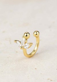 Anello d'oro con un design floreale caratterizzato da tre gemme trasparenti a taglio marquise e accenti arrotondati ai lati. Finitura metallica liscia.