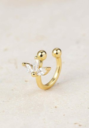 Gouden ring met een bloemontwerp, voorzien van drie heldere marquise geslepen edelstenen en ronde accenten aan weerszijden. Gladde metallic afwerking.