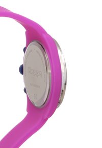 Reloj de pulsera de silicona rosa con parte trasera de acero inoxidable; presenta botones azules y un diseño de caja redonda elegante adaptado para la resistencia al agua.