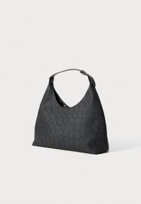 Sac à main noir tissé avec une forme hobo, doté d'une seule poignée supérieure et d'une texture lisse. Fermé par une fermeture éclair pour un rangement sécurisé.