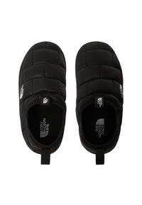 Mustad tikk-kinnitusega sussid, millel on pehmendusega pealiskate, tekstiilmaterjal, kandjal tõmblint ja logoga detail tallal. Libisemiskindel tald.