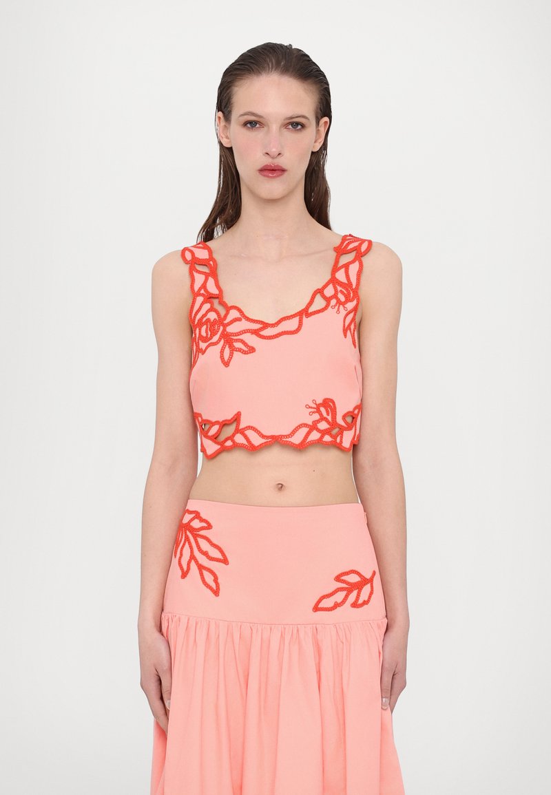Korallenfarbenes Cropped Top mit floral bestickten Akzenten in Orange. Verfügt über einen runden Halsausschnitt und einen gewellten Saum. Glattes Material und eine figurbetonte Passform.