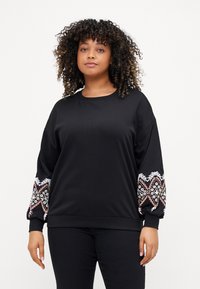 Svart sweatshirt med långa, puffiga ärmar som har flerfärgad, intrikat broderi längs manschetterna, rund halsringning och mjuk textur.