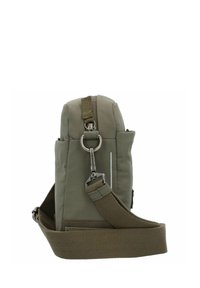 Bolso de hombro verde oliva con un exterior de tejido suave, que cuenta con un clip de hardware plateado, correa ajustable y líneas de diseño minimalistas.