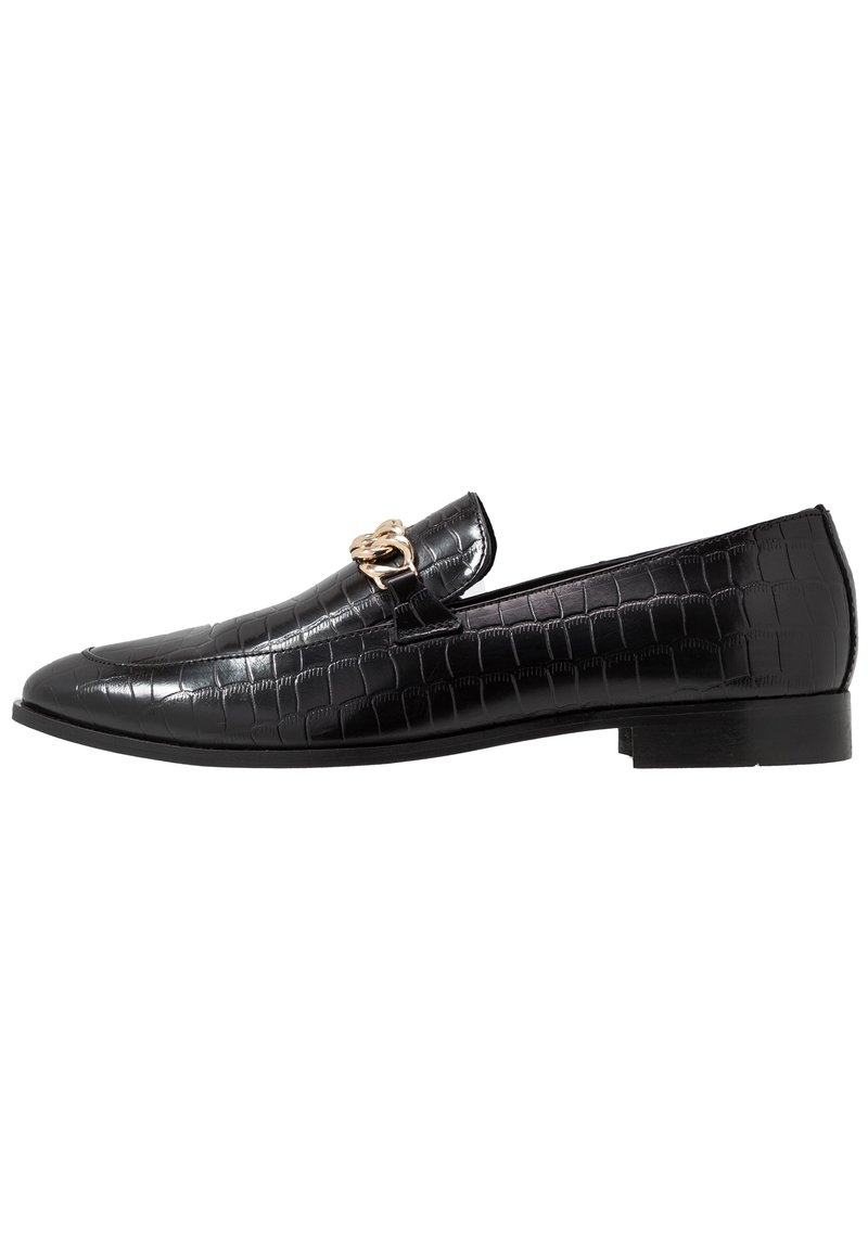 Mocassin en cuir noir à texture crocodile avec un détail de chaîne dorée à l'avant et un petit talon.