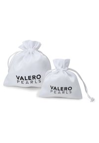 Du kampiniai balti audinio maišeliai su užrašu "VALERO PEARLS" juodu šriftu. Maišeliai turi minkštą tekstūrą ir apvalią formą.