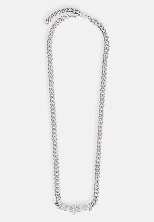 Collier en chaîne argentée avec un design à maillons épais, ornée à l'avant d'un cluster d'accents décoratifs brillants.