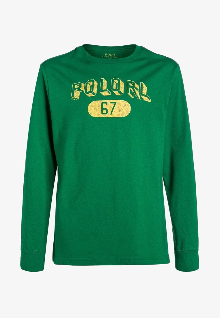 T-shirt à manches longues vert en coton, avec un design imprimé jaune portant "POLORL 67" en texte stylisé en gras. Encolure ronde.