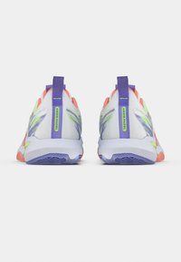 Λευκά αθλητικά παπούτσια με μοβ, πράσινες και κοραλλί λεπτομέρειες. Διαθέτουν υφή στη σόλα και πλέγμα στο επάνω μέρος, με λουράκι στο πίσω μέρος για εύκολο φόρεμα.
