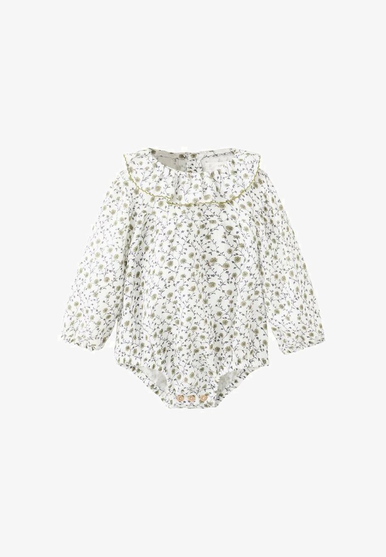 Detský overal s dlhým rukávom v bielej farbe s zeleným kvetinovým vzorom, so volánovým golierom a zapínaním na gombík na spodku; mäkká, ľahká látka.