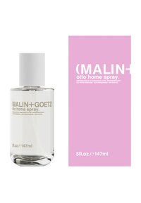 Durchsichtige Glas-Sprühflasche mit weißem Deckel, ausgestattet mit einem minimalistischen Etikett. Begleitet von einer rosa Verpackung, die den Produktnamen und Details zeigt.