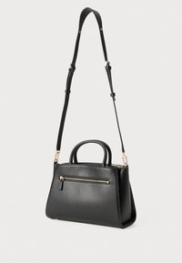 Sac en cuir noir avec des poignées courtes, une poche zippée à l'avant et une longue bandoulière réglable avec des ferrures dorées.