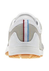 Scarpe sportive con una tomaia in mesh grigio, accenti bianchi e un dettaglio del tallone a strisce rosso e blu. Pannello del tallone testurizzato con suola in gomma.