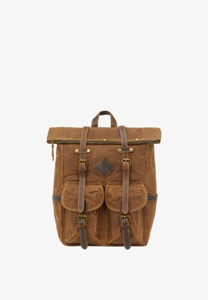 Brun voksdug rygsæk med læderaccenter, topklap, frontlommer og justerbare stropper. Har en metallynlås og syningsdetaljer.