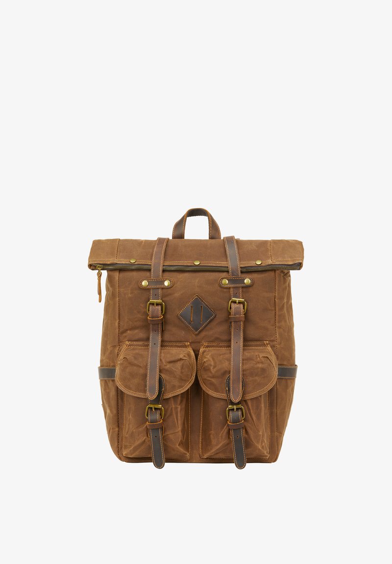 Brun voksdug rygsæk med læderaccenter, topklap, frontlommer og justerbare stropper. Har en metallynlås og syningsdetaljer.