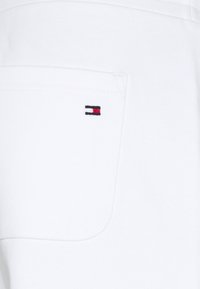 Tommy Hilfiger LOGO  - Træningsbukser - white