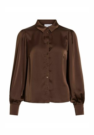 Pruun satiinist pikkade varrukatega pluus, millel on nööbitav eesmine osa, teravate nurkadega krae ja kogutud mansetid.