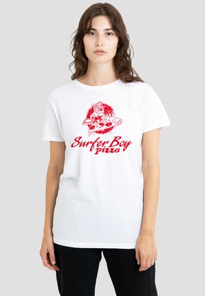 Weißes Baumwoll-T-Shirt mit einem roten Grafikdesign eines Löwen mit Pizza und dem Text "Surfer Boy Pizza" darunter. Kurze Ärmel, Rundhalsausschnitt.