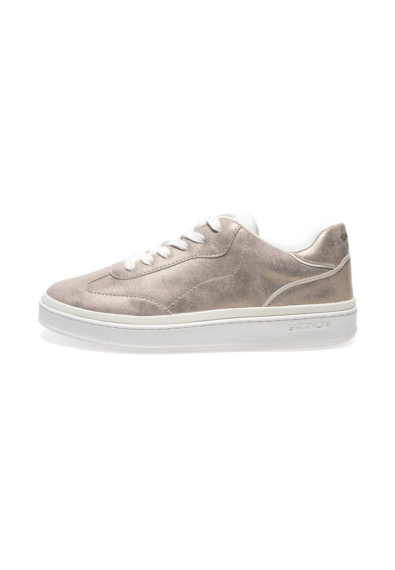 Zapatilla de ante beige con suela de goma blanca, punta redondeada y cordones blancos. Textura suave con detalles de costura sutiles. Logo de la marca en el talón.