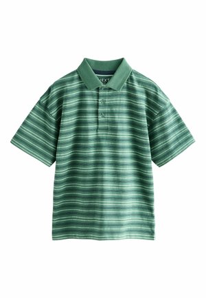 Grünes kurzärmeliges Poloshirt mit dünnen weißen horizontalen Streifen und drei Knöpfen auf der Knopfleiste, flach auf weißem Hintergrund liegend.
