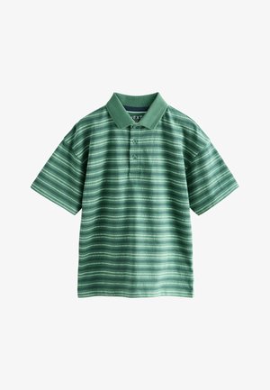 Grünes kurzärmeliges Poloshirt mit dünnen weißen horizontalen Streifen und drei Knöpfen auf der Knopfleiste, flach auf weißem Hintergrund liegend.
