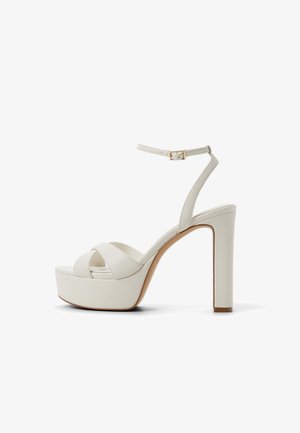 Sandali piattaforma bianchi con tacco carrarmato, caratterizzati da cinturini intrecciati sulla parte anteriore e un cinturino alla caviglia con fibbia dorata.