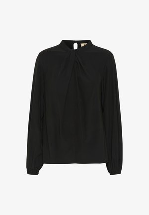 Czarna bluzka z długim rękawem, z wysokim kołnierzem i detalem w postaci wiązania przy szyi. Materiał wydaje się gładki, z zebraniami przy rękawach.