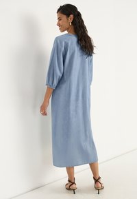 Cellbes of Sweden WITH BUTTONS - Jeansklänning - light blue denim