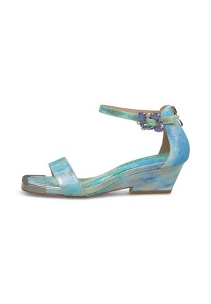 Sandalia cuña baja metálica en azul claro con tira en el tobillo y hebilla decorativa con piedra preciosa púrpura, puntera cuadrada y puntera plateada.