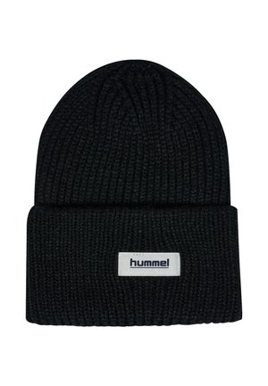 Zwarte geribbelde gebreide muts met omgeslagen boord met een witte rechthoekige patch met het label "hummel" in zwarte tekst.