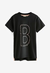 Sort kortærmet t-shirt med rund halsudskæring. Har et stort pink grafisk logo på forsiden og en kontrasterende afslutning i kanten. Materialet er en blanding af bomuld.