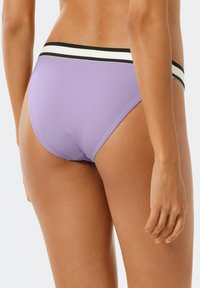 Parte inferior de bikini de color morado con textura acanalada y una cinturilla de rayas en blanco y negro. Textura suave con un corte clásico para ajuste y comodidad.