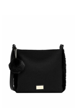 Bolso bandolera rectangular negro con lados peludos y un colgante pompon redondo y peludo que cuelga de una cadena plateada en una correa.