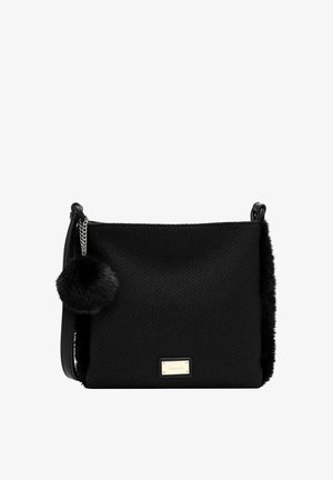 Borsa a tracolla rettangolare nera con lati pelosi e un ciondolo pompon tondo peloso appeso a una catenina d'argento su una tracolla.