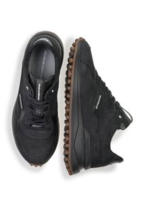 Scarpe da ginnastica nere caratterizzate da un mix di materiali lisci e testurizzati, suola in gomma rotonda e chiusura con lacci. Design robusto con dettagli del logo.