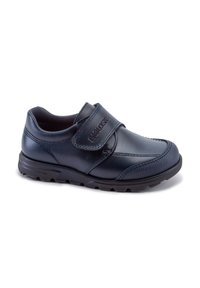 Chaussure en cuir bleu marine avec une bride Velcro, bout arrondi, accents texturés et semelle en caoutchouc pour une meilleure adhérence et flexibilité.