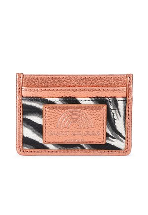 Metaliczny różowo-złoty i czarno-biały portfel na karty w wzór zebry, z tłoczonym logo Kurt Geiger na przedniej stronie.