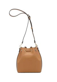 Borsa a secchiello beige in pelle liscia, con chiusura a coulisse, hardware dorato e tracolla rimovibile. Superficie testurizzata.