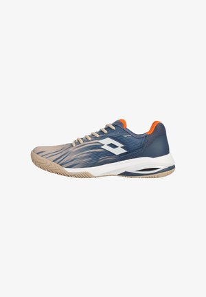 Scarpa sportiva blu e beige con suola bianca, fodera interna arancione, lacci e un logo geometrico bianco sul lato, mostrata di profilo destro.
