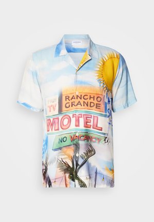 Rövid ujjú gombos ing, amely színes motelek táblájának dizájnjával rendelkezik, kék, sárga és zöld árnyalatokkal, könnyű anyagból készült.