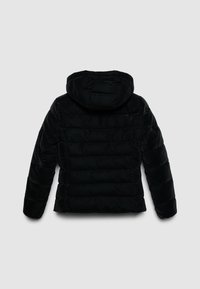 Giubbotto nero imbottito con cappuccio, caratterizzato da sezioni verticali trapuntate e una superficie liscia e lucida. La vista dal retro mette in evidenza un design aderente.