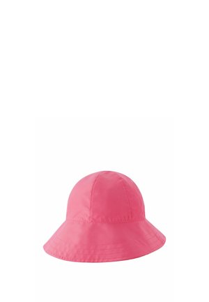 Jasnoróżowy kapelusz typu bucket z przeszywanymi panelami i szerokim, opadającym rondem na białym tle.