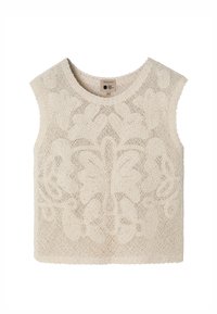 Haut en tricot beige sans manches à encolure ronde avec un motif complexe de dentelle florale et une petite étiquette de marque en tissu à l'intérieur du col.