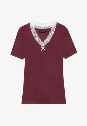 T-shirt bordeaux à manches courtes et col en V avec un bord en dentelle blanche et un petit nœud au niveau du col. Texture de tissu douce.