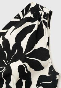 Țesătură cu model floral alb-negru, având un design fără mâneci, cu o textură netedă și o ușoară plisare la umăr.