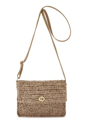 Geflochtene Strohtasche zum Umhängen in neutralem Beige mit glatter, flacher rechteckiger Form; verfügt über einen goldfarbenen Druckverschluss und einen verstellbaren Riemen.