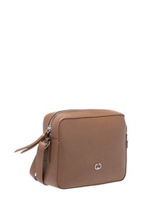 Borsa a tracolla in pelle marrone con una finitura testurizzata, forma rettangolare, chiusura con zip e logo in accento argento sul fronte.