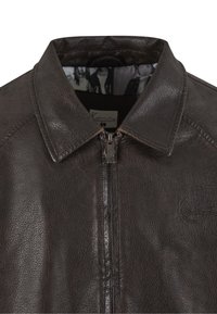 Jachetă maro din piele, cu guler, închidere cu fermoar, suprafață texturată și căptușeală neagră contrastantă cu imprimeuri foto.