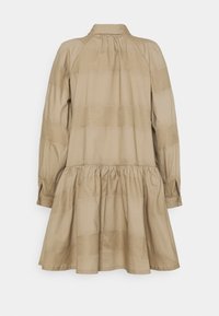 Robe à manches longues marron clair avec taille froncée, jupe à volants et motif à fines rayures horizontales, vue de dos sur fond blanc.