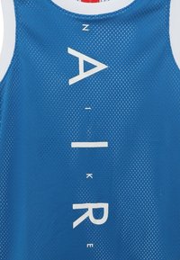 Top sin mangas de malla azul con ribete blanco y el nombre de la marca "A L I K E R E" impreso verticalmente en letras blancas.